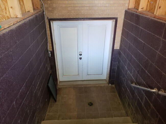 Building Photo - Spacious Basement Apt Furnished & Utilitie...