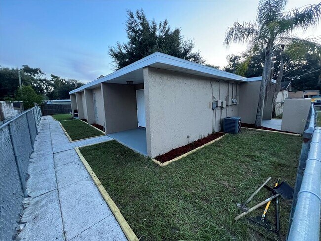 Building Photo - 1008 E Bougainvillea Ave