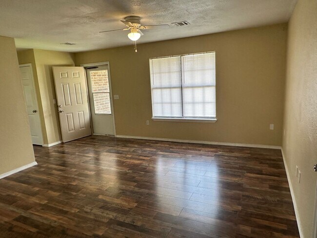 Foto del edificio - 3 bedroom, 2 bath house