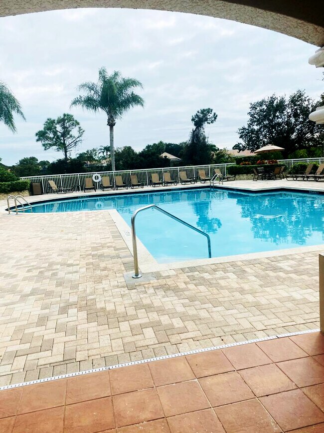 Foto del edificio - 100 SW Peacock Blvd