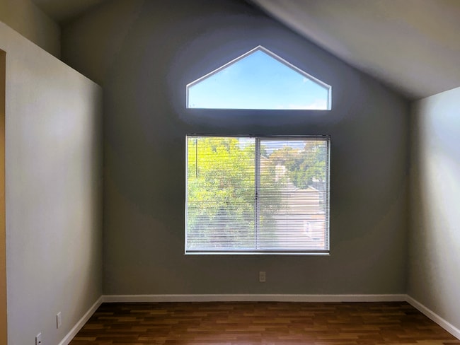 Building Photo - Comfortable 3-Bedroom, 2.5-Bathroom Home in Desirable Newark Neighborhood