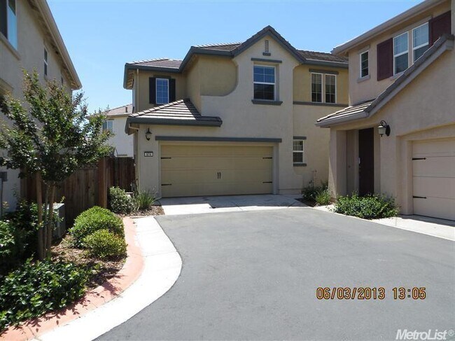 Building Photo - Great Lincoln Crossing Location, walk to Starbucks and More!