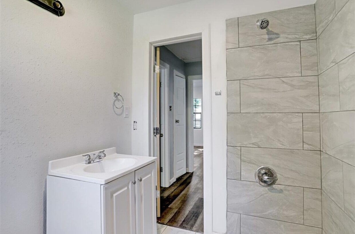 Building Photo - 513 Mayford St