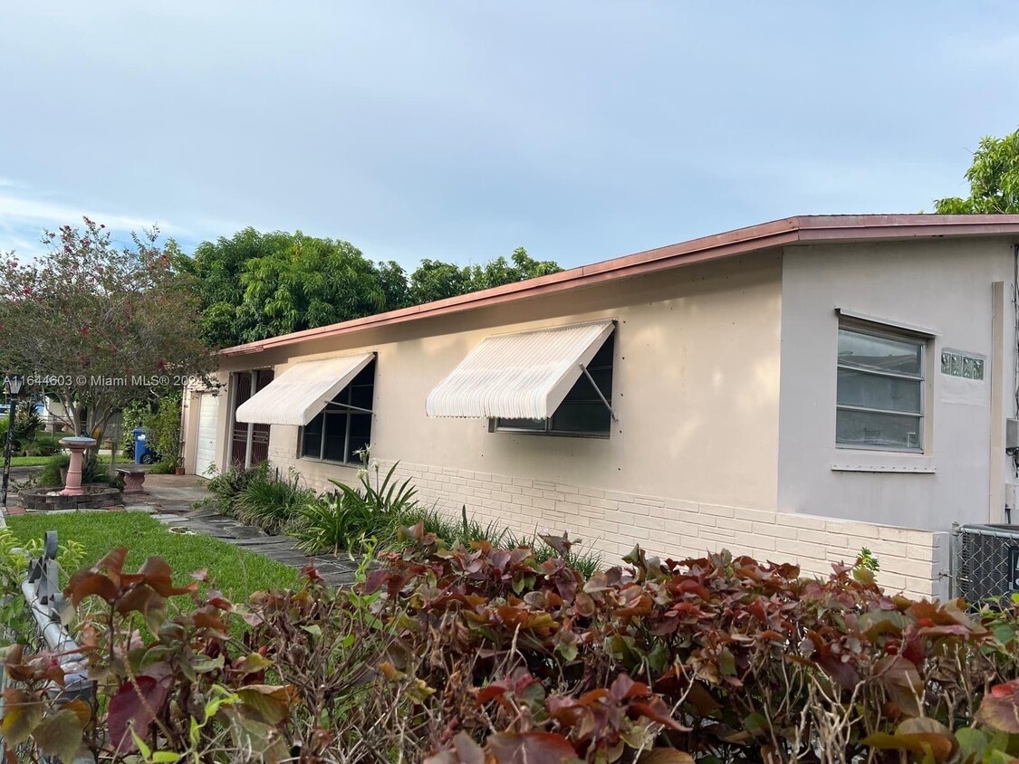 Primary Photo - 109 SW 115th Ave