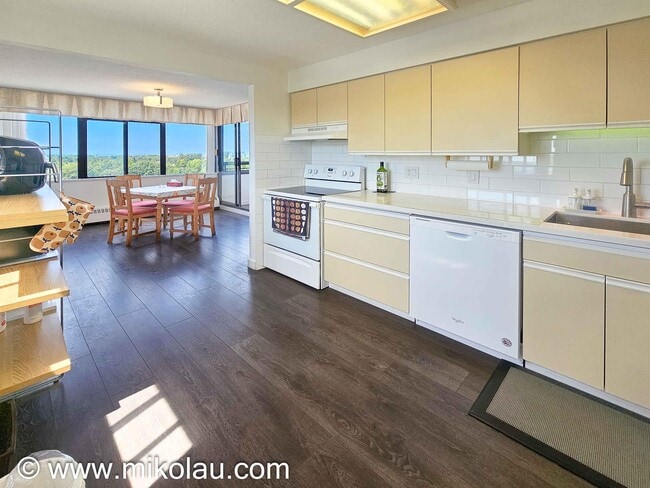 Building Photo - 6651 Minoru Blvd