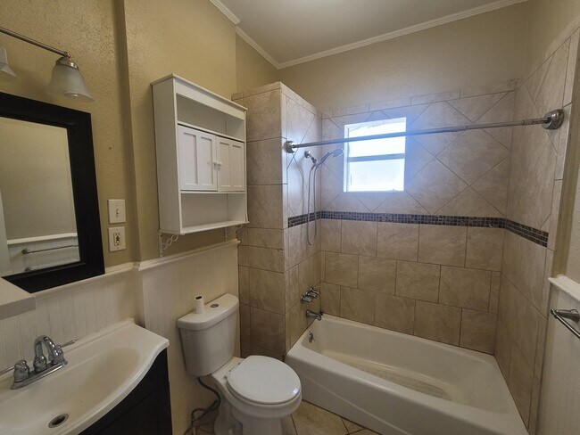 Foto del edificio - East End Upstairs 2 Bedroom Cottage