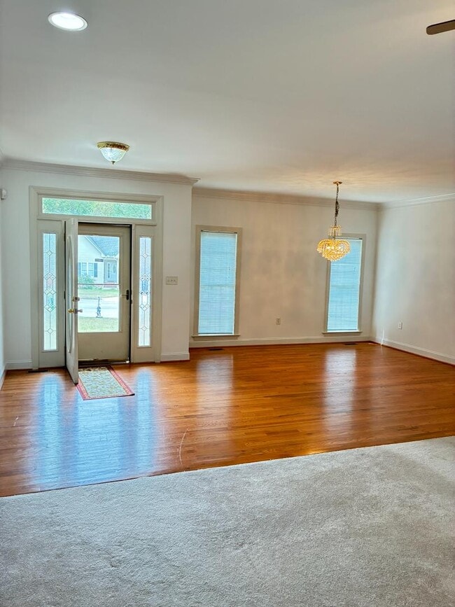 Foto del edificio - 3704 Shadow Ridge Rd N