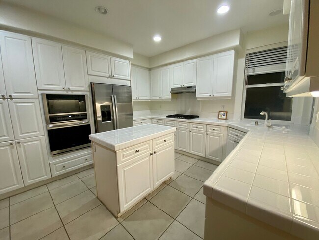 Foto del edificio - Desirable 5br3 car garage executive home b...