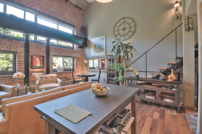 Building Photo - 3 Level Loft at Plant 51- 2 Bed/2 Bath - E...