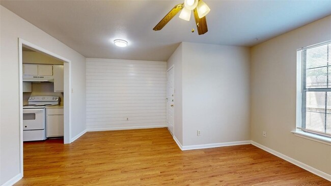 Building Photo - 2803 Longmire Dr
