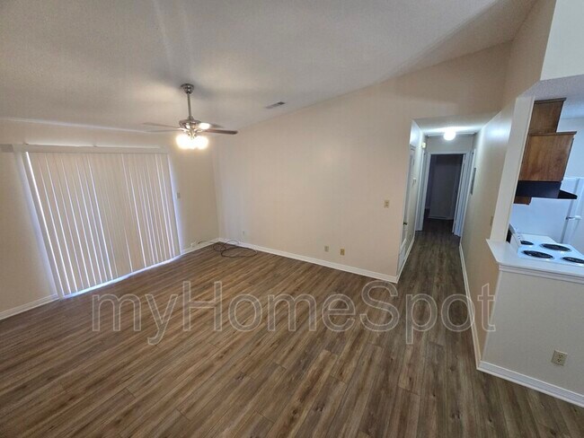 Foto del edificio - 8430 Country Walk Dr