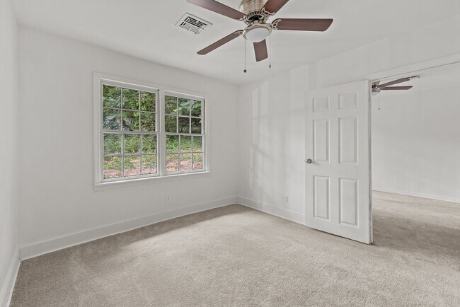 Building Photo - Charming 3 Bedroom, 2 Bathroom house