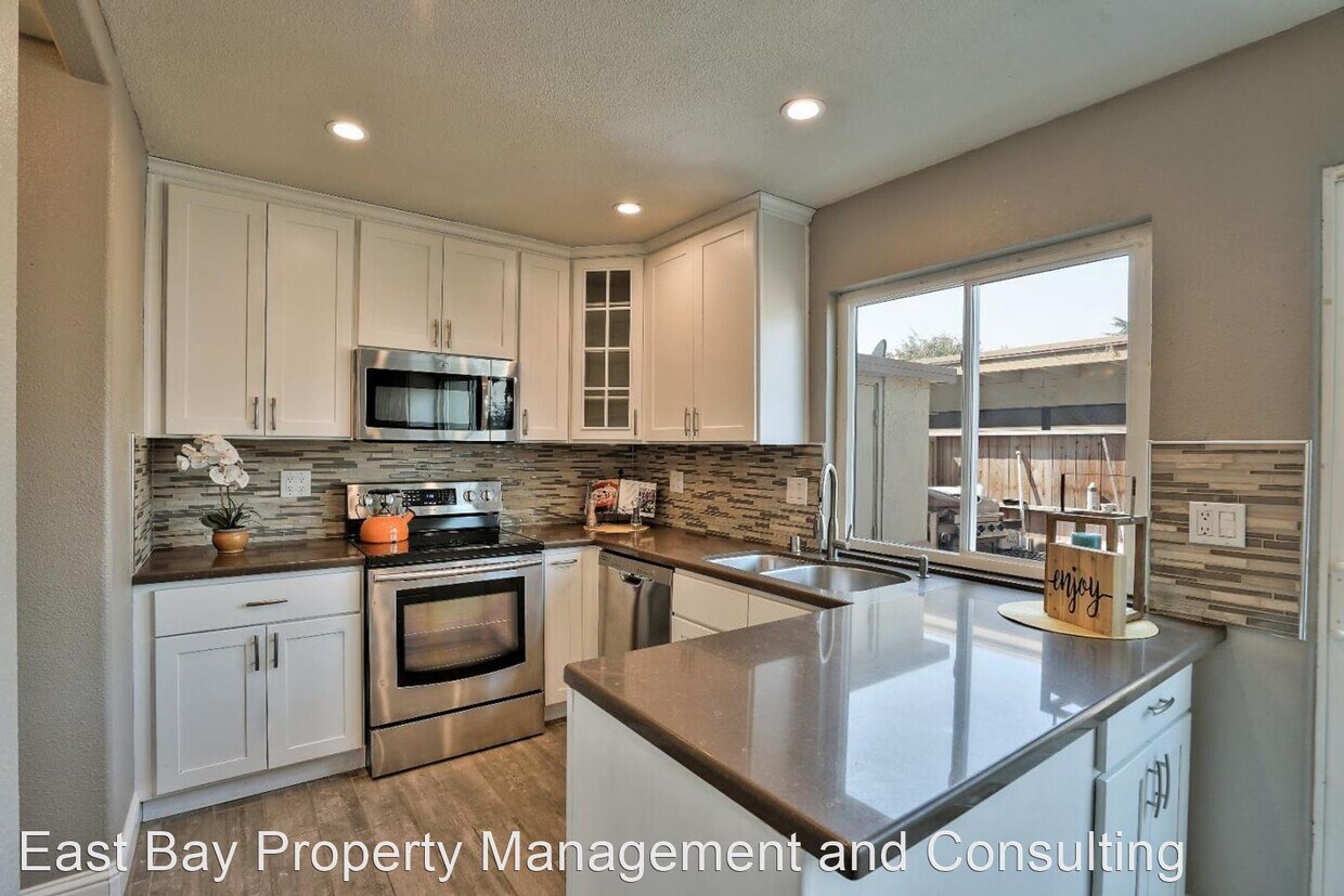 Primary Photo - 3 br, 1.5 bath House - 34626 Greenstone Cmn.