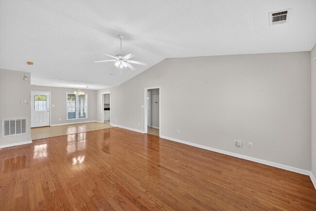 Foto del edificio - Lovely Patio Home with Sunroom!