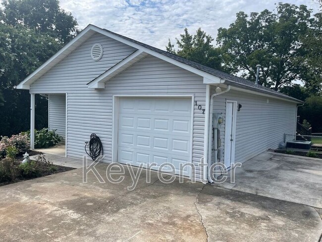 Building Photo - 107 Miranda Way