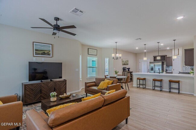 Foto del edificio - 360 Hector Porras Dr