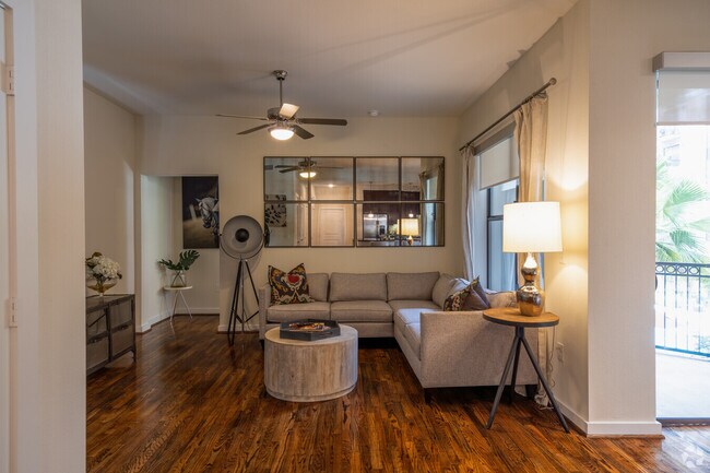 Foto del edificio - Live in the Heart of Downtown – $1,000 Loo...