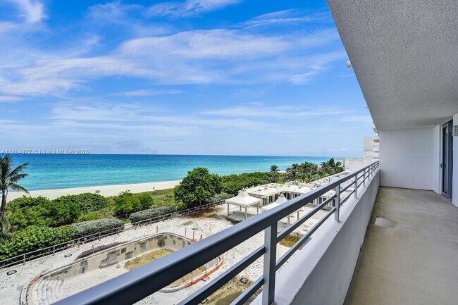 Foto del edificio - 5555 Collins Ave