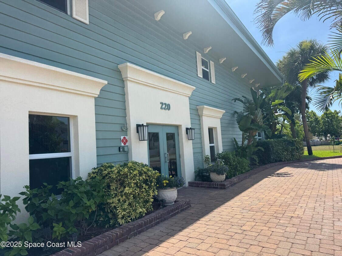 Foto principal - 220 Columbia Dr