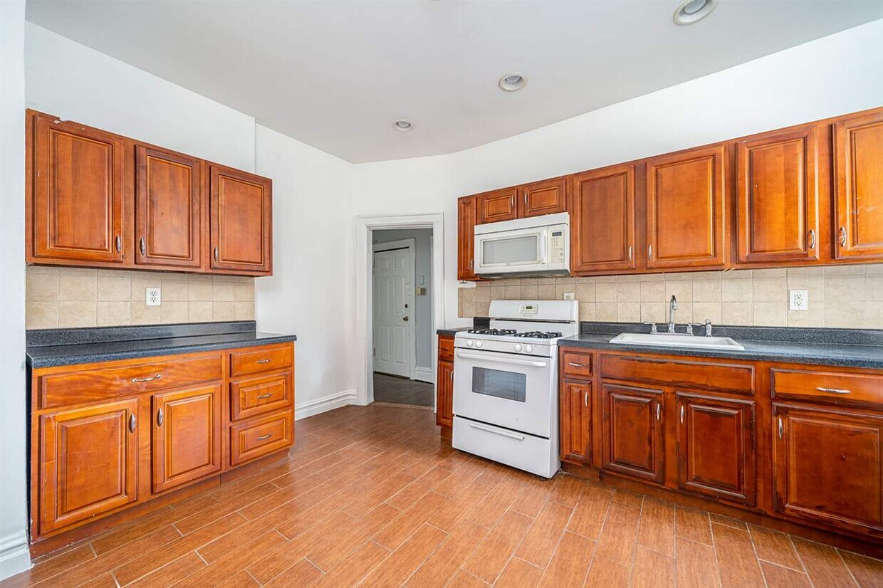 Primary Photo - 107 Kensington Ave