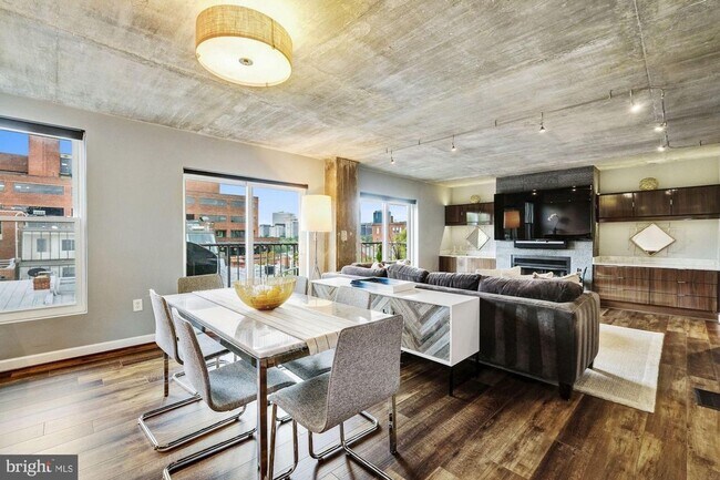 Photo - GEORGETOWN - 2 level 2/2.5 Custom Condo City Living W/ UNDERGROUND PARKING!!