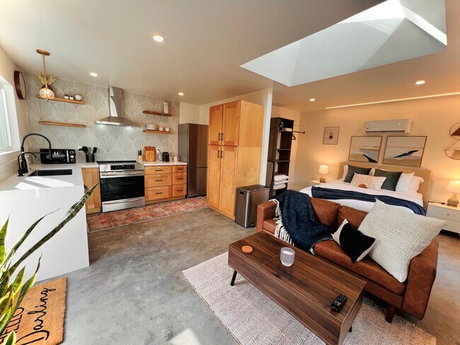 Foto del edificio - 4588 Winona Ave