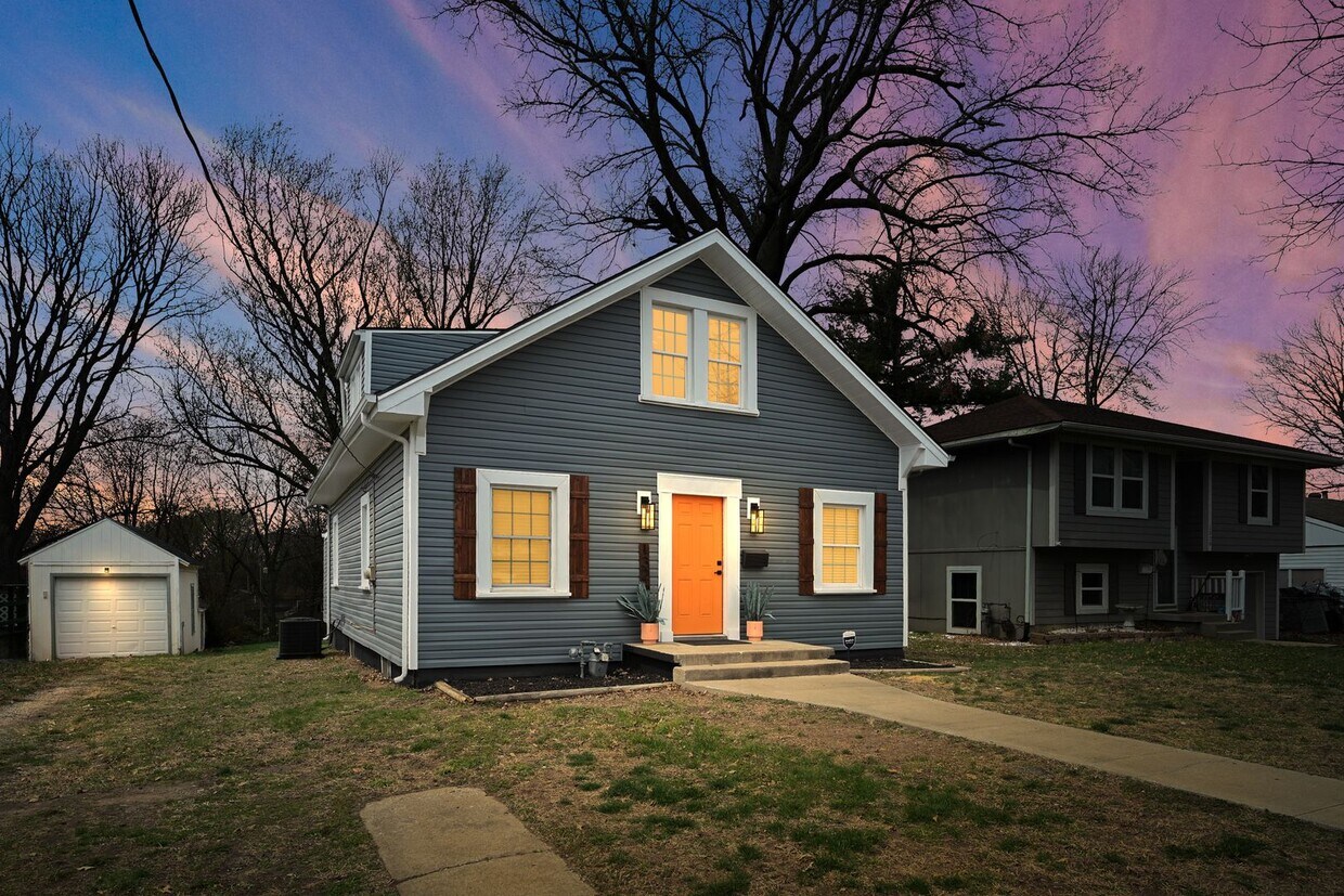 Foto principal - Move In Ready 5-Bedroom Home with Open Lay...