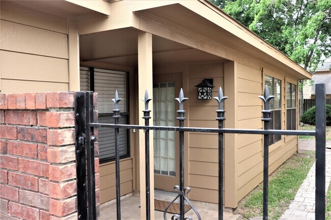 Building Photo - 7718 High Village Dr