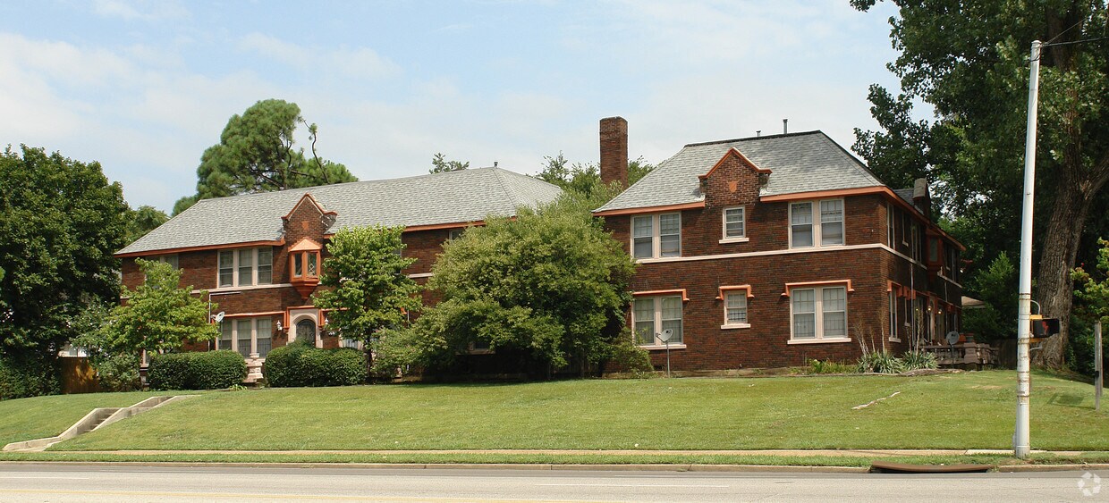 Primary Photo - 1590 Poplar Ave