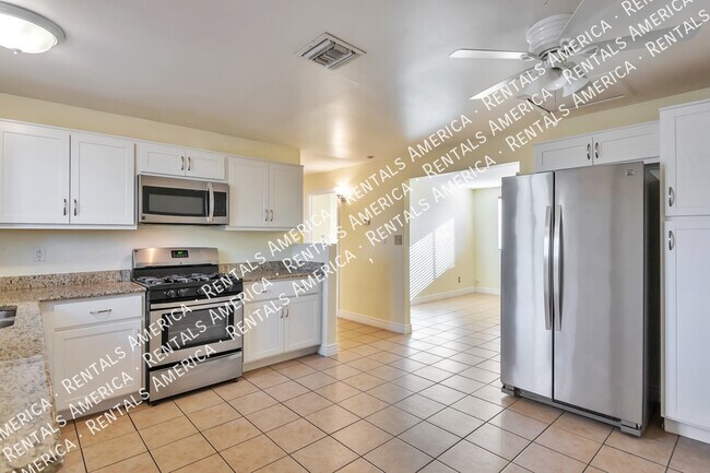 Building Photo - $500 OFF: Spacious home in central Tucson