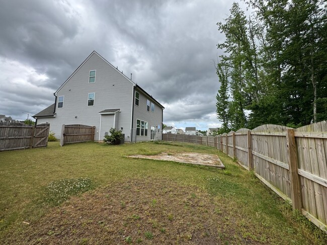 Foto del edificio - 5 Bedroom Home in Franklinton