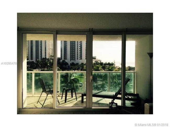 Foto del edificio - 100 Bayview Dr