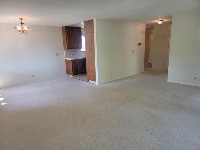 Building Photo - 735 University Dr