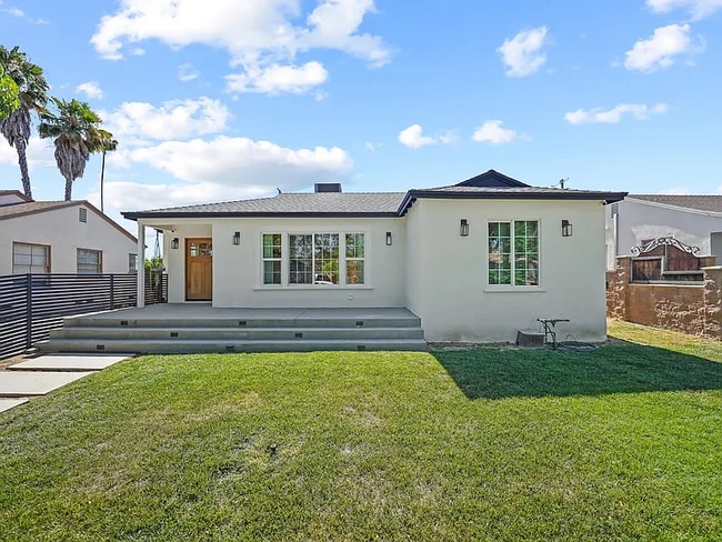 Foto del edificio - 6501 Hesperia Ave