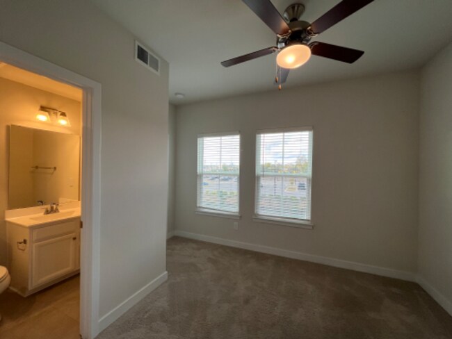 Foto del edificio - 272 Parkwood Ave