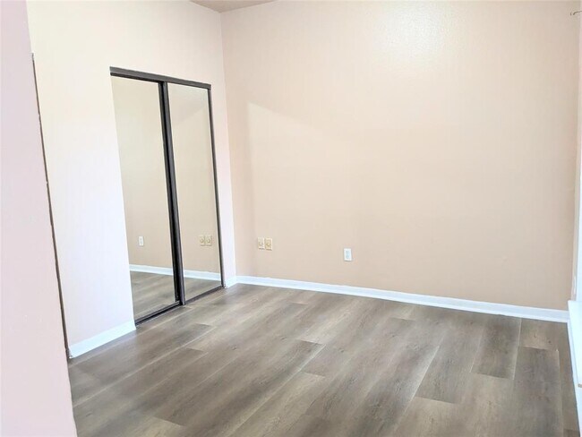Building Photo - 10855 Meadowglen Ln
