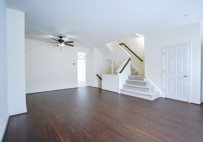 Foto del edificio - Lovely 3 BR/2 Full BA 2Half BA Townhome in...