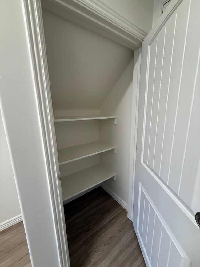 Building Photo - Remodeled Bluffview Townhome