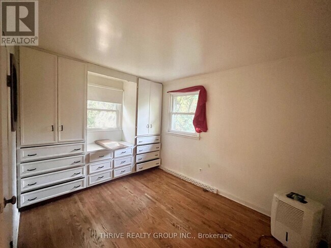 Building Photo - 2832-2832 Sunningdale Rd W
