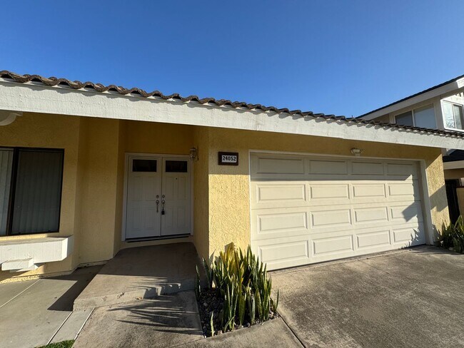 Building Photo - Beautifully Maintained 4Bd/2Ba Home w/Large Back Yard and Fruit Trees!