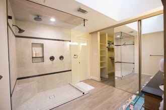 Building Photo - 3007 Willowbend Rd