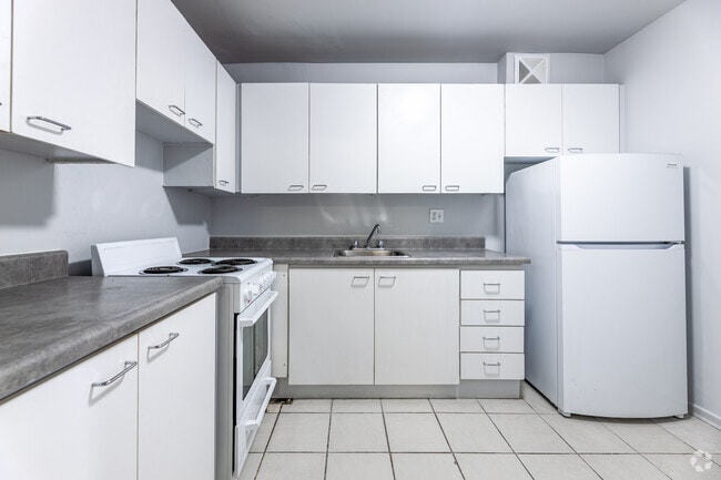 1BR + Den, 1BA - 775PC - Cuisine - 1765 & 1775 Weston Rd Apartments