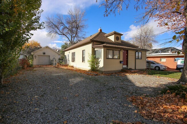 Building Photo - 2 Bed 1 Bath + Garage and Yard