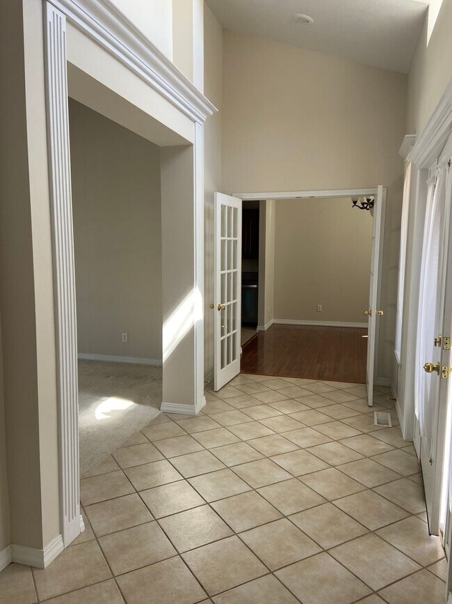 Building Photo - Beautiful Custom 3 bedroom, 2.5 bath home ...