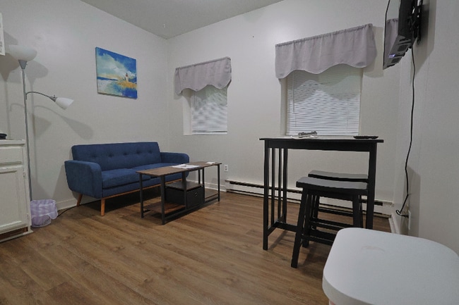 Building Photo - 2 Cambridge Lane