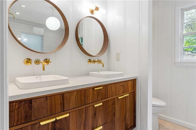 Building Photo - 716 Stokeswood Ave SE