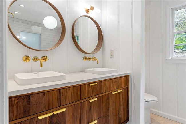 Foto del edificio - 716 Stokeswood Ave SE