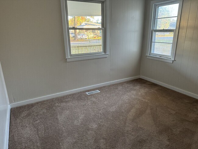 Foto del edificio - 117 Kenneth Blvd