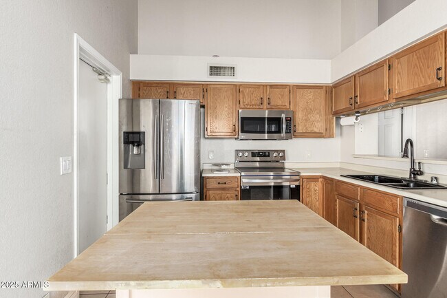 Building Photo - 1518 E Rockwood Dr