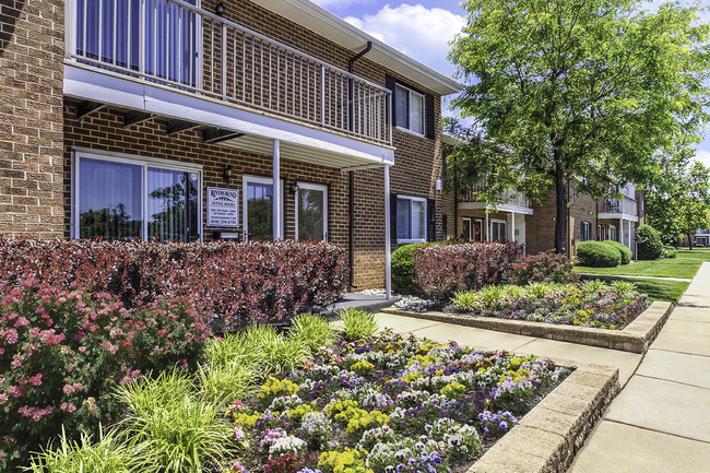 Building Photo - River's Bend Apartments